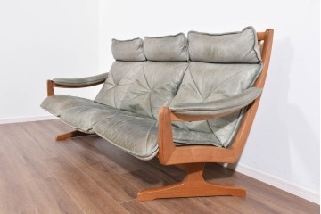 北欧ヴィンテージ　ノルウェー　Lied Mobler(リードモブラー)　本革　チーク材　時を重ねて深みを増した革の表情が味わい深い3人掛けソファ　(R-087571)