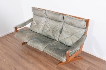 北欧ヴィンテージ　ノルウェー　Lied Mobler(リードモブラー)　本革　チーク材　時を重ねて深みを増した革の表情が味わい深い3人掛けソファ　(R-087571)