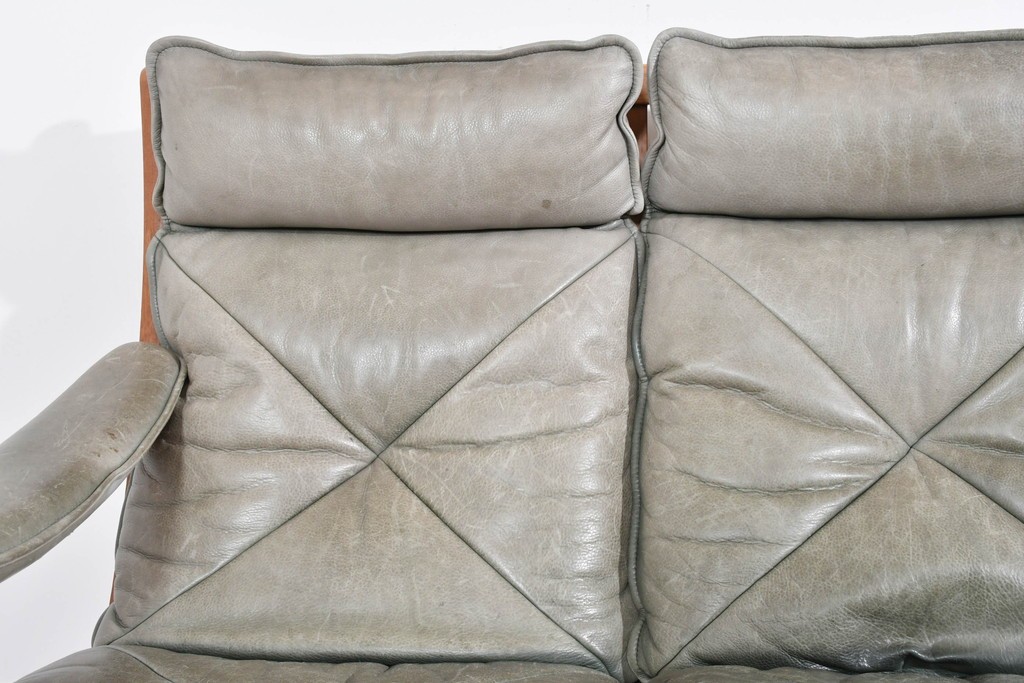 北欧ヴィンテージ　ノルウェー　Lied Mobler(リードモブラー)　本革　チーク材　時を重ねて深みを増した革の表情が味わい深い3人掛けソファ　(R-087571)