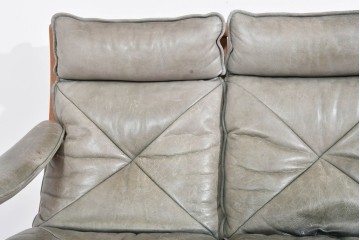 北欧ヴィンテージ　ノルウェー　Lied Mobler(リードモブラー)　本革　チーク材　時を重ねて深みを増した革の表情が味わい深い3人掛けソファ　(R-087571)