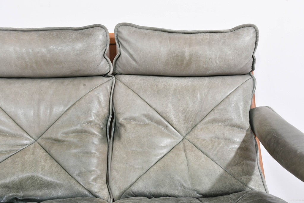 北欧ヴィンテージ　ノルウェー　Lied Mobler(リードモブラー)　本革　チーク材　時を重ねて深みを増した革の表情が味わい深い3人掛けソファ　(R-087571)