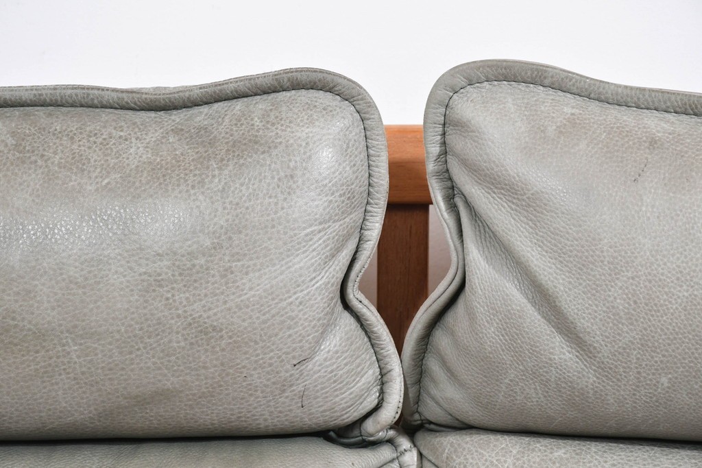 北欧ヴィンテージ　ノルウェー　Lied Mobler(リードモブラー)　本革　チーク材　時を重ねて深みを増した革の表情が味わい深い3人掛けソファ　(R-087571)