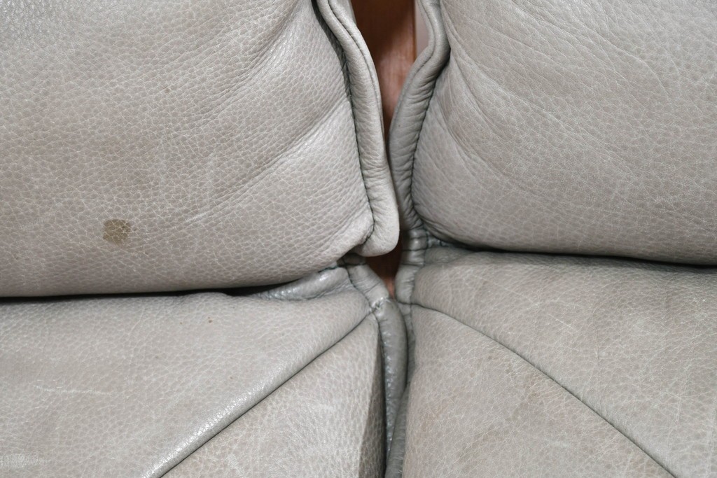 北欧ヴィンテージ　ノルウェー　Lied Mobler(リードモブラー)　本革　チーク材　時を重ねて深みを増した革の表情が味わい深い3人掛けソファ　(R-087571)