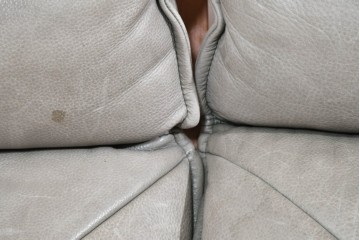 北欧ヴィンテージ　ノルウェー　Lied Mobler(リードモブラー)　本革　チーク材　時を重ねて深みを増した革の表情が味わい深い3人掛けソファ　(R-087571)