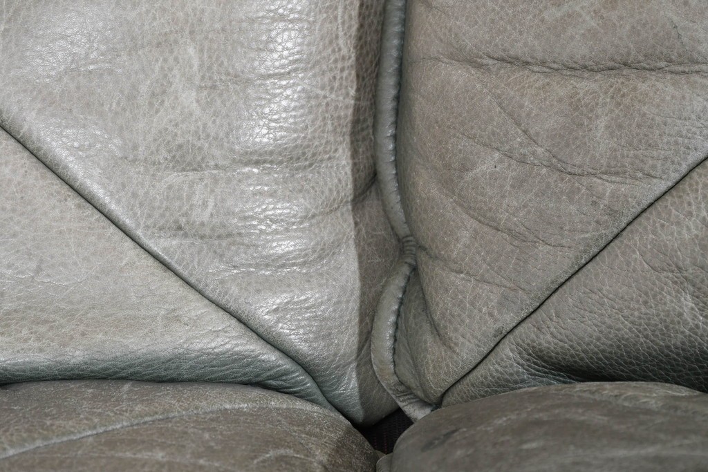 北欧ヴィンテージ　ノルウェー　Lied Mobler(リードモブラー)　本革　チーク材　時を重ねて深みを増した革の表情が味わい深い3人掛けソファ　(R-087571)