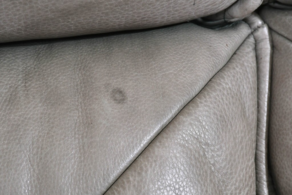 北欧ヴィンテージ　ノルウェー　Lied Mobler(リードモブラー)　本革　チーク材　時を重ねて深みを増した革の表情が味わい深い3人掛けソファ　(R-087571)