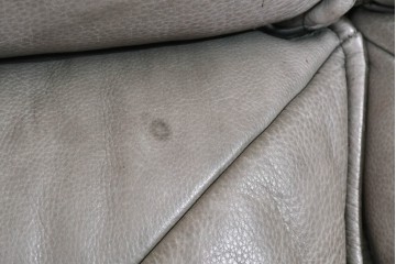 北欧ヴィンテージ　ノルウェー　Lied Mobler(リードモブラー)　本革　チーク材　時を重ねて深みを増した革の表情が味わい深い3人掛けソファ　(R-087571)