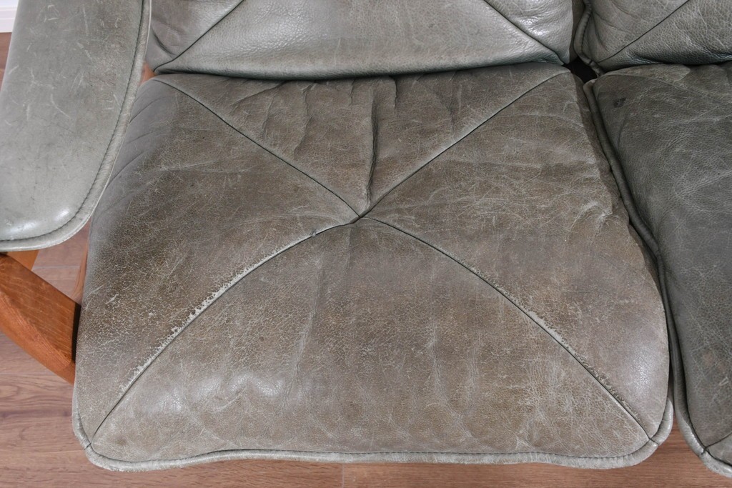 北欧ヴィンテージ　ノルウェー　Lied Mobler(リードモブラー)　本革　チーク材　時を重ねて深みを増した革の表情が味わい深い3人掛けソファ　(R-087571)