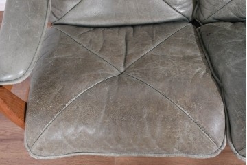 北欧ヴィンテージ　ノルウェー　Lied Mobler(リードモブラー)　本革　チーク材　時を重ねて深みを増した革の表情が味わい深い3人掛けソファ　(R-087571)