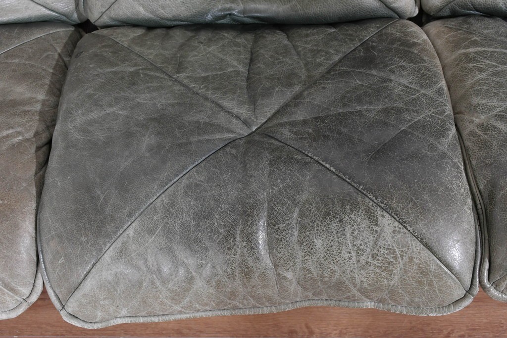 北欧ヴィンテージ　ノルウェー　Lied Mobler(リードモブラー)　本革　チーク材　時を重ねて深みを増した革の表情が味わい深い3人掛けソファ　(R-087571)