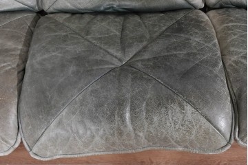 北欧ヴィンテージ　ノルウェー　Lied Mobler(リードモブラー)　本革　チーク材　時を重ねて深みを増した革の表情が味わい深い3人掛けソファ　(R-087571)