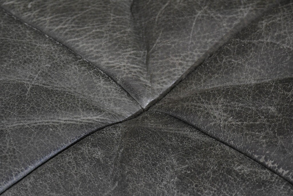 北欧ヴィンテージ　ノルウェー　Lied Mobler(リードモブラー)　本革　チーク材　時を重ねて深みを増した革の表情が味わい深い3人掛けソファ　(R-087571)