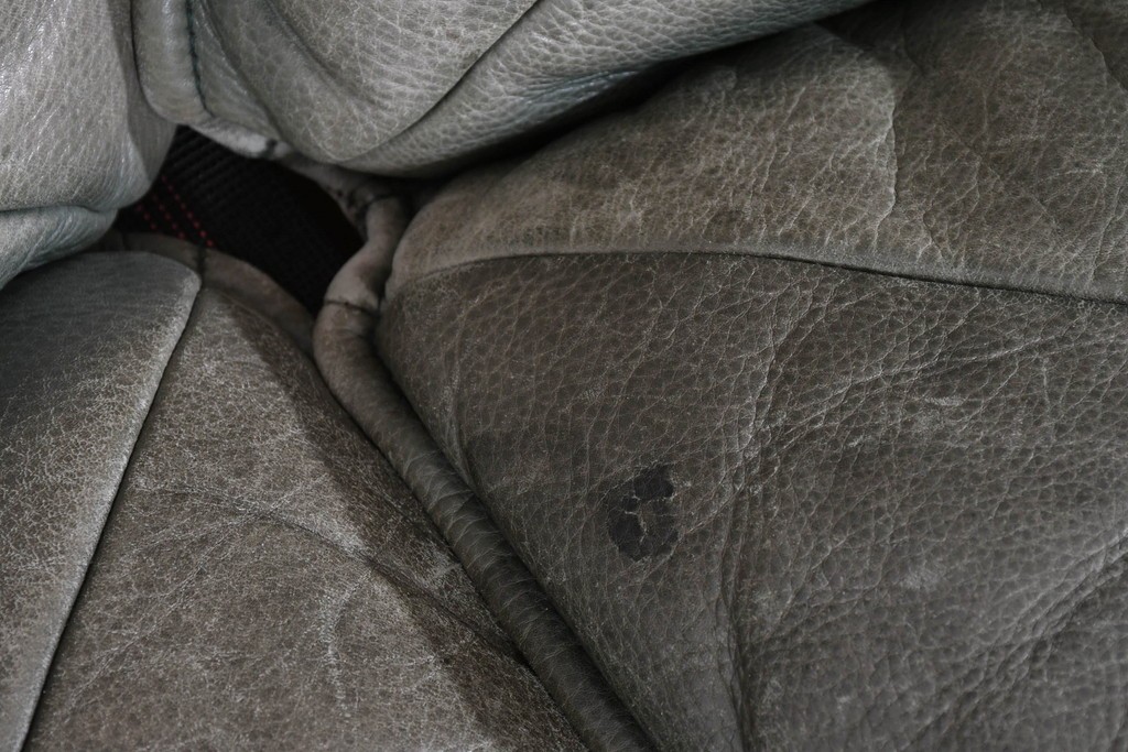 北欧ヴィンテージ　ノルウェー　Lied Mobler(リードモブラー)　本革　チーク材　時を重ねて深みを増した革の表情が味わい深い3人掛けソファ　(R-087571)