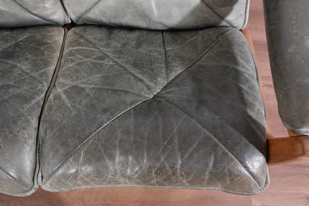 北欧ヴィンテージ　ノルウェー　Lied Mobler(リードモブラー)　本革　チーク材　時を重ねて深みを増した革の表情が味わい深い3人掛けソファ　(R-087571)