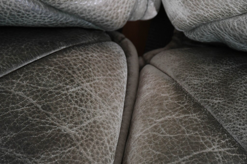 北欧ヴィンテージ　ノルウェー　Lied Mobler(リードモブラー)　本革　チーク材　時を重ねて深みを増した革の表情が味わい深い3人掛けソファ　(R-087571)