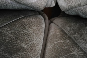 北欧ヴィンテージ　ノルウェー　Lied Mobler(リードモブラー)　本革　チーク材　時を重ねて深みを増した革の表情が味わい深い3人掛けソファ　(R-087571)