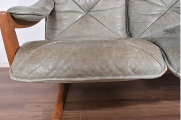 北欧ヴィンテージ　ノルウェー　Lied Mobler(リードモブラー)　本革　チーク材　時を重ねて深みを増した革の表情が味わい深い3人掛けソファ　(R-087571)