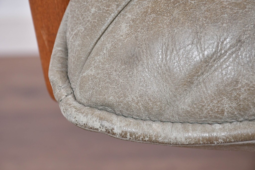 北欧ヴィンテージ　ノルウェー　Lied Mobler(リードモブラー)　本革　チーク材　時を重ねて深みを増した革の表情が味わい深い3人掛けソファ　(R-087571)