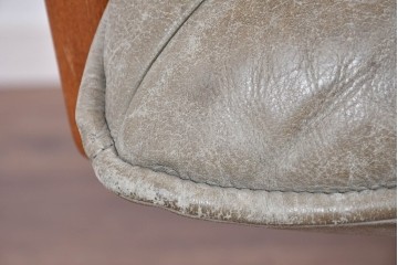 北欧ヴィンテージ　ノルウェー　Lied Mobler(リードモブラー)　本革　チーク材　時を重ねて深みを増した革の表情が味わい深い3人掛けソファ　(R-087571)