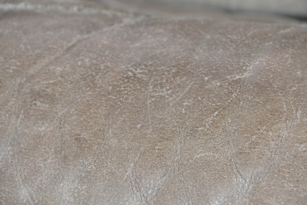 北欧ヴィンテージ　ノルウェー　Lied Mobler(リードモブラー)　本革　チーク材　時を重ねて深みを増した革の表情が味わい深い3人掛けソファ　(R-087571)