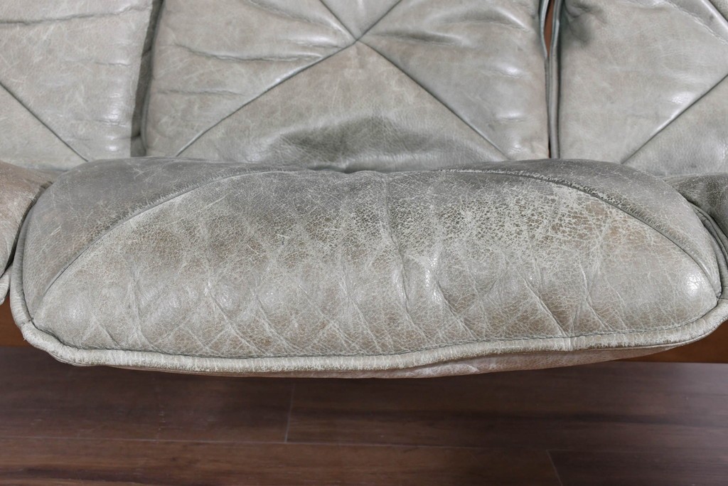 北欧ヴィンテージ　ノルウェー　Lied Mobler(リードモブラー)　本革　チーク材　時を重ねて深みを増した革の表情が味わい深い3人掛けソファ　(R-087571)