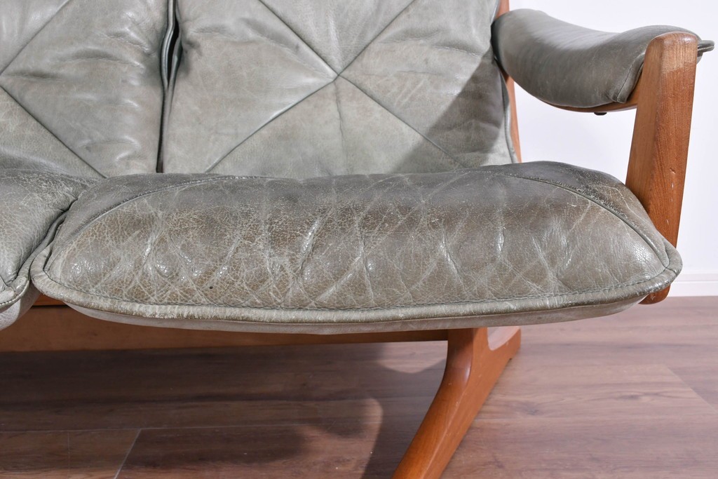 北欧ヴィンテージ　ノルウェー　Lied Mobler(リードモブラー)　本革　チーク材　時を重ねて深みを増した革の表情が味わい深い3人掛けソファ　(R-087571)