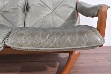 北欧ヴィンテージ　ノルウェー　Lied Mobler(リードモブラー)　本革　チーク材　時を重ねて深みを増した革の表情が味わい深い3人掛けソファ　(R-087571)