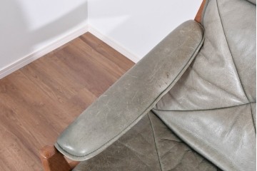 北欧ヴィンテージ　ノルウェー　Lied Mobler(リードモブラー)　本革　チーク材　時を重ねて深みを増した革の表情が味わい深い3人掛けソファ　(R-087571)