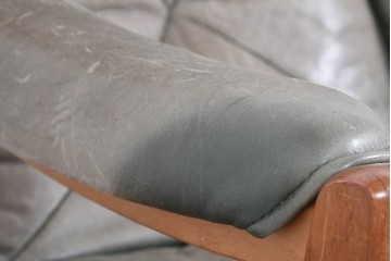 北欧ヴィンテージ　ノルウェー　Lied Mobler(リードモブラー)　本革　チーク材　時を重ねて深みを増した革の表情が味わい深い3人掛けソファ　(R-087571)