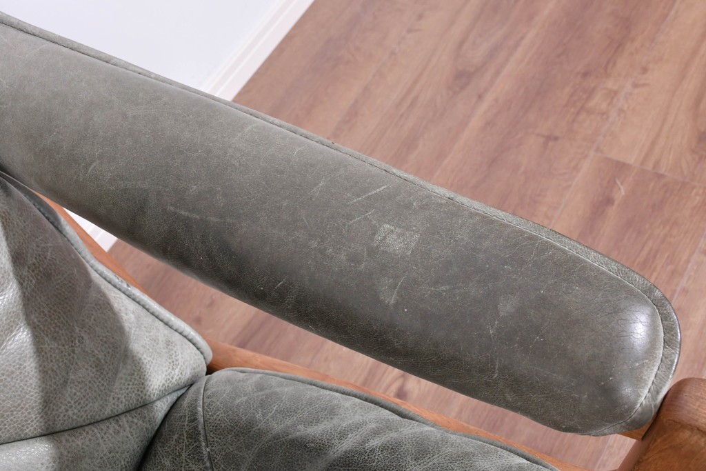 北欧ヴィンテージ　ノルウェー　Lied Mobler(リードモブラー)　本革　チーク材　時を重ねて深みを増した革の表情が味わい深い3人掛けソファ　(R-087571)