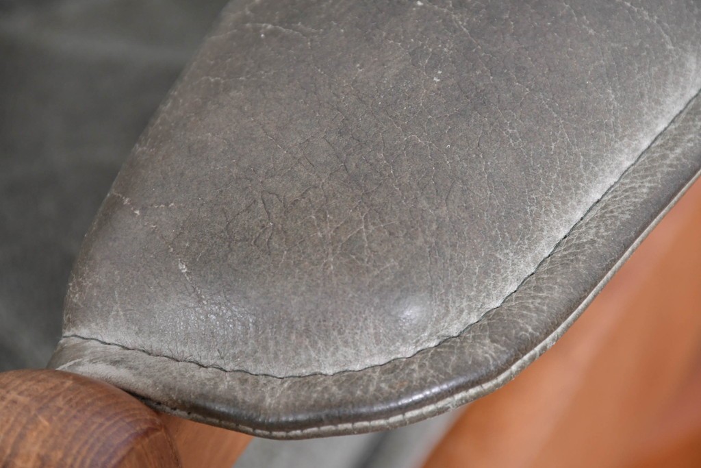 北欧ヴィンテージ　ノルウェー　Lied Mobler(リードモブラー)　本革　チーク材　時を重ねて深みを増した革の表情が味わい深い3人掛けソファ　(R-087571)