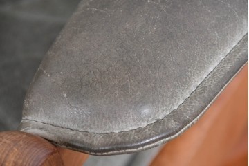 北欧ヴィンテージ　ノルウェー　Lied Mobler(リードモブラー)　本革　チーク材　時を重ねて深みを増した革の表情が味わい深い3人掛けソファ　(R-087571)