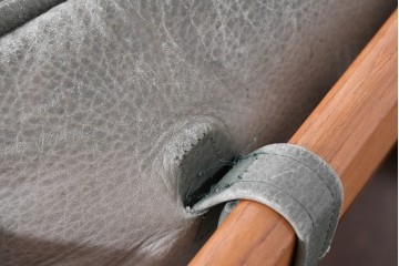 北欧ヴィンテージ　ノルウェー　Lied Mobler(リードモブラー)　本革　チーク材　時を重ねて深みを増した革の表情が味わい深い3人掛けソファ　(R-087571)