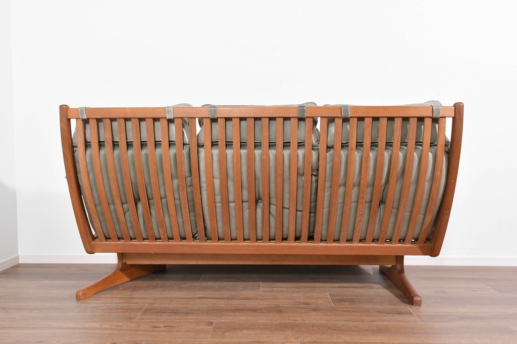 北欧ヴィンテージ　ノルウェー　Lied Mobler(リードモブラー)　本革　チーク材　時を重ねて深みを増した革の表情が味わい深い3人掛けソファ　(R-087571)