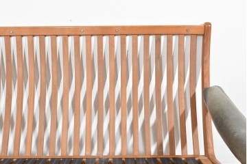 北欧ヴィンテージ　ノルウェー　Lied Mobler(リードモブラー)　本革　チーク材　時を重ねて深みを増した革の表情が味わい深い3人掛けソファ　(R-087571)