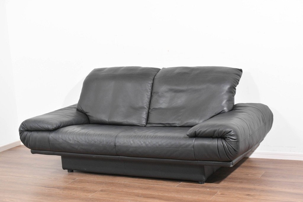 中古　ドイツ　ROLF BENZ(ロルフベンツ)　本革　丸みのある柔らかなフォルムの二人掛けソファ　定価約130万円　(R-087574)