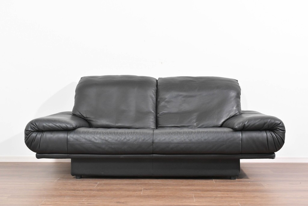 中古　ドイツ　ROLF BENZ(ロルフベンツ)　本革　丸みのある柔らかなフォルムの二人掛けソファ　定価約130万円　(R-087574)