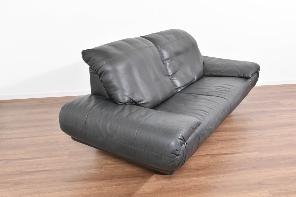 中古　ドイツ　ROLF BENZ(ロルフベンツ)　本革　丸みのある柔らかなフォルムの二人掛けソファ　定価約130万円　(R-087574)