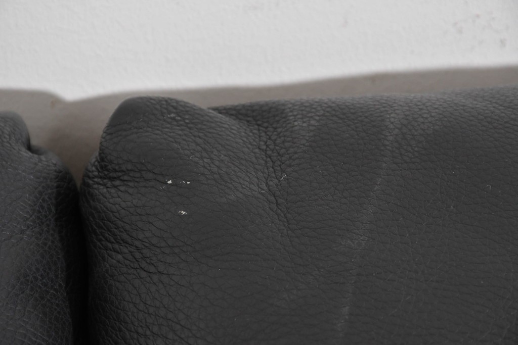 中古　ドイツ　ROLF BENZ(ロルフベンツ)　本革　丸みのある柔らかなフォルムの二人掛けソファ　定価約130万円　(R-087574)