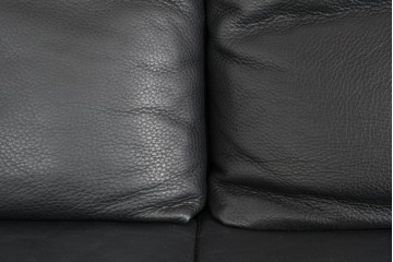 中古　ドイツ　ROLF BENZ(ロルフベンツ)　本革　丸みのある柔らかなフォルムの二人掛けソファ　定価約130万円　(R-087574)