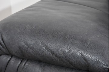 中古　ドイツ　ROLF BENZ(ロルフベンツ)　本革　丸みのある柔らかなフォルムの二人掛けソファ　定価約130万円　(R-087574)