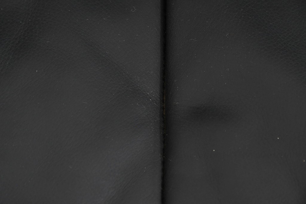 中古　ドイツ　ROLF BENZ(ロルフベンツ)　本革　丸みのある柔らかなフォルムの二人掛けソファ　定価約130万円　(R-087574)