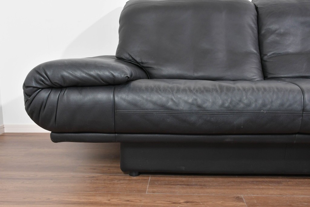 中古　ドイツ　ROLF BENZ(ロルフベンツ)　本革　丸みのある柔らかなフォルムの二人掛けソファ　定価約130万円　(R-087574)