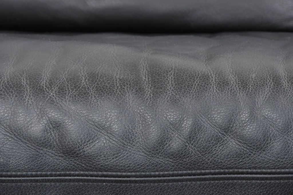 中古　ドイツ　ROLF BENZ(ロルフベンツ)　本革　丸みのある柔らかなフォルムの二人掛けソファ　定価約130万円　(R-087574)