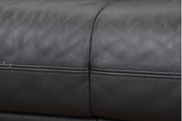 中古　ドイツ　ROLF BENZ(ロルフベンツ)　本革　丸みのある柔らかなフォルムの二人掛けソファ　定価約130万円　(R-087574)