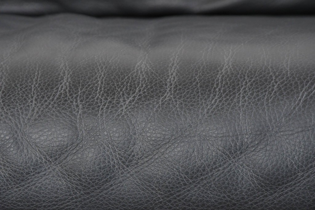 中古　ドイツ　ROLF BENZ(ロルフベンツ)　本革　丸みのある柔らかなフォルムの二人掛けソファ　定価約130万円　(R-087574)