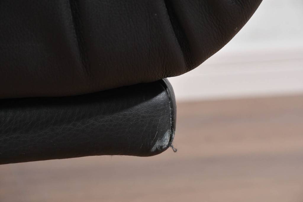 中古　ドイツ　ROLF BENZ(ロルフベンツ)　本革　丸みのある柔らかなフォルムの二人掛けソファ　定価約130万円　(R-087574)