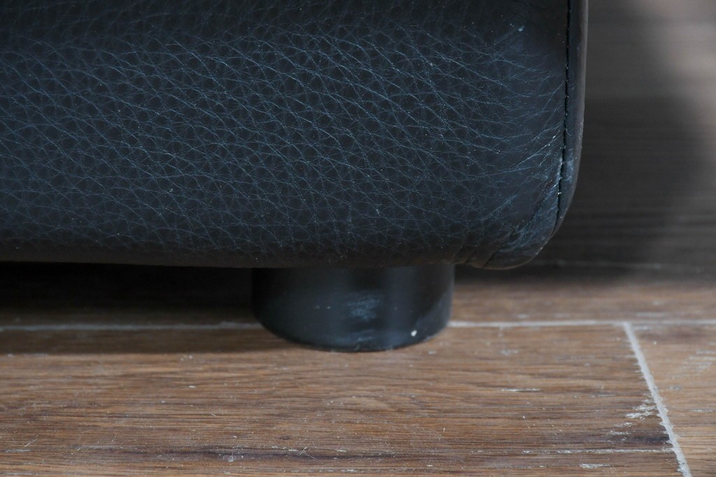 中古　ドイツ　ROLF BENZ(ロルフベンツ)　本革　丸みのある柔らかなフォルムの二人掛けソファ　定価約130万円　(R-087574)