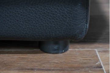 中古　ドイツ　ROLF BENZ(ロルフベンツ)　本革　丸みのある柔らかなフォルムの二人掛けソファ　定価約130万円　(R-087574)