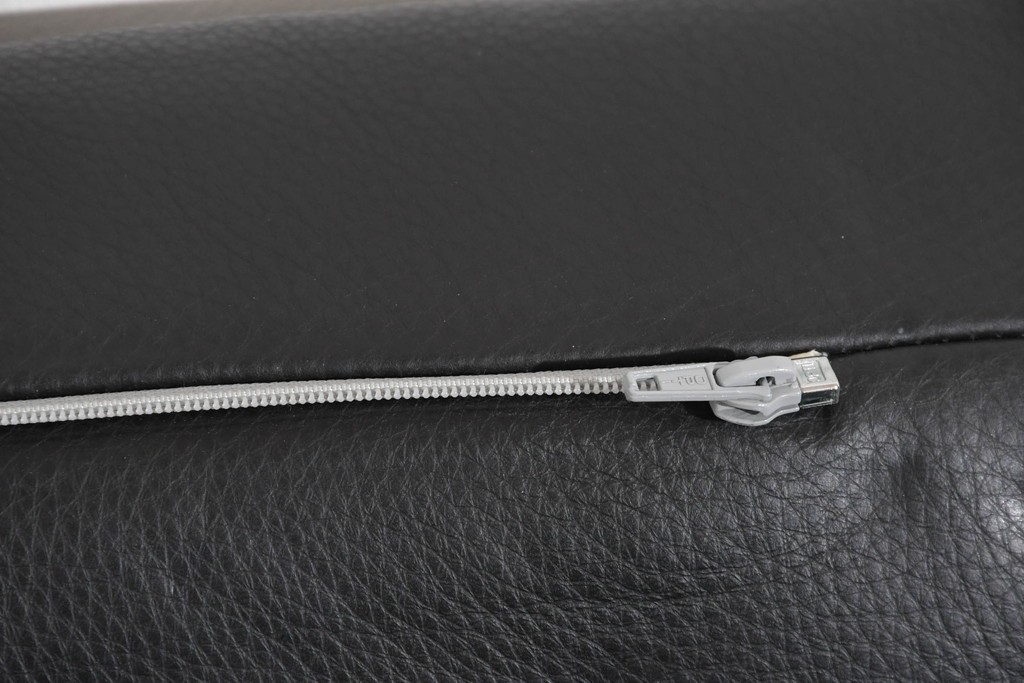 中古　ドイツ　ROLF BENZ(ロルフベンツ)　本革　丸みのある柔らかなフォルムの二人掛けソファ　定価約130万円　(R-087574)